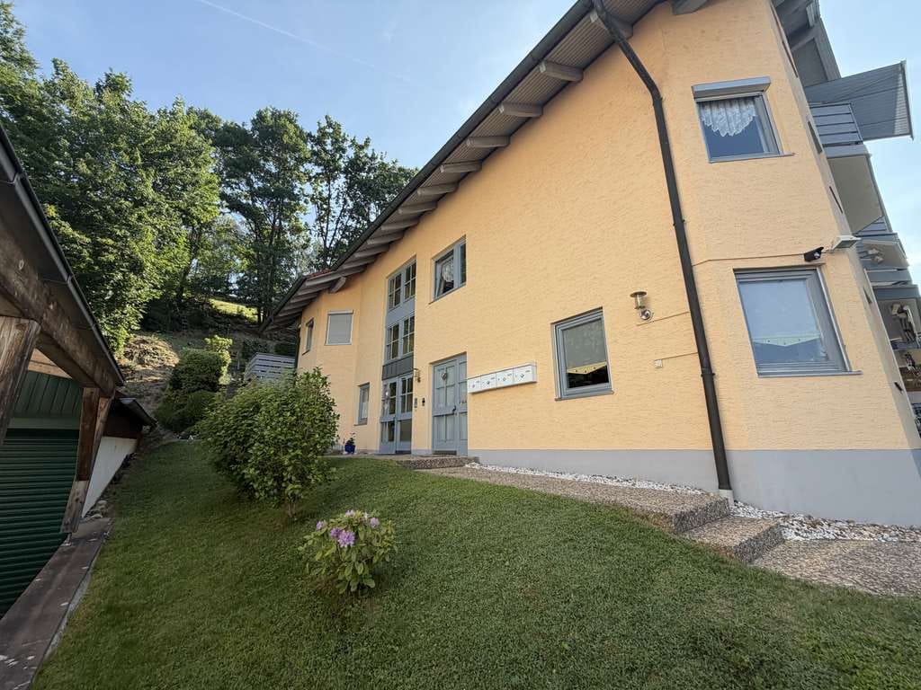 Immobilie in Bogen - Charmante 2-Zimmer-Dachgeschosswohnung mit Balkon in ruhiger Lage von Bogen - Bild 1
