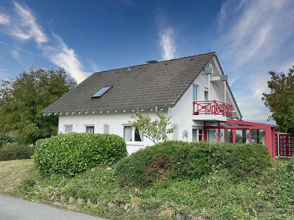 Immobilie in Beltheim - Modernes Wohnen, offenes Raumkonzept, Galerie, Wintergarten, Saunahaus und Doppelgarage - Bild 0