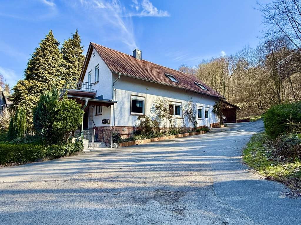 Immobilie in Laudenbach - +++ Freistehendes Zweifamilienhaus in Laudenbach +++ - Bild 0