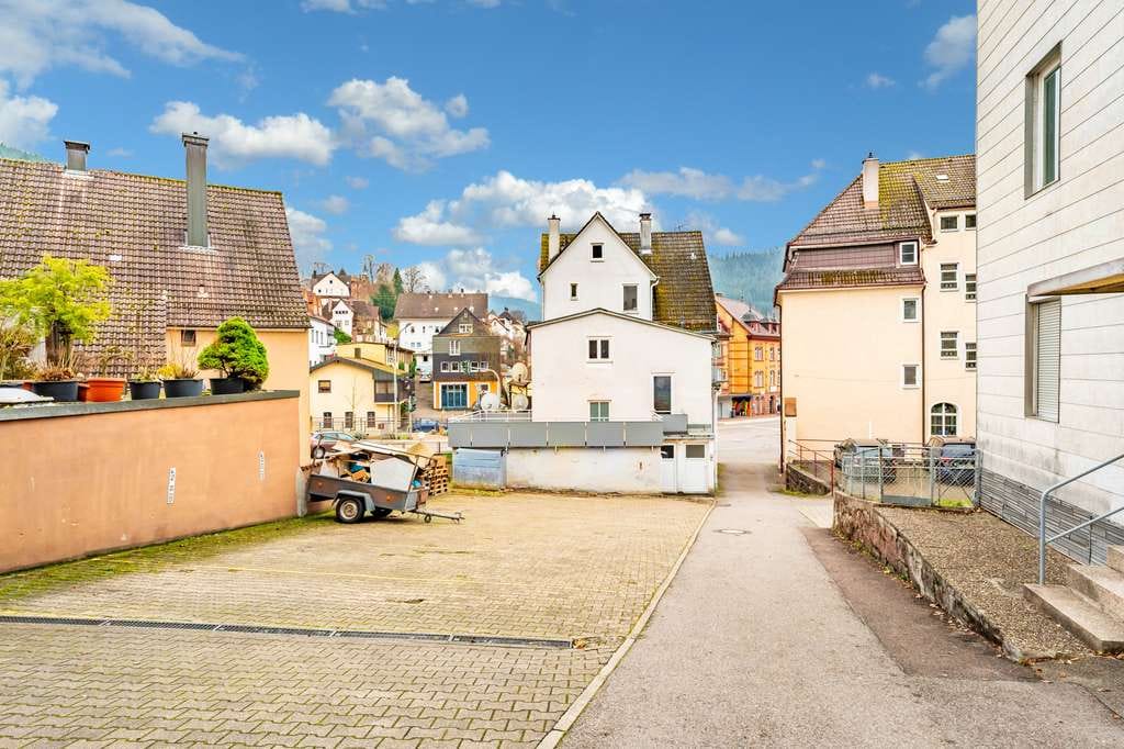 Immobilie in Schramberg - Anlageobjekt mit zwei vermieteten Wohnungen + Ladenlokal und sechs PKW-Stellplätzen - Bild 2