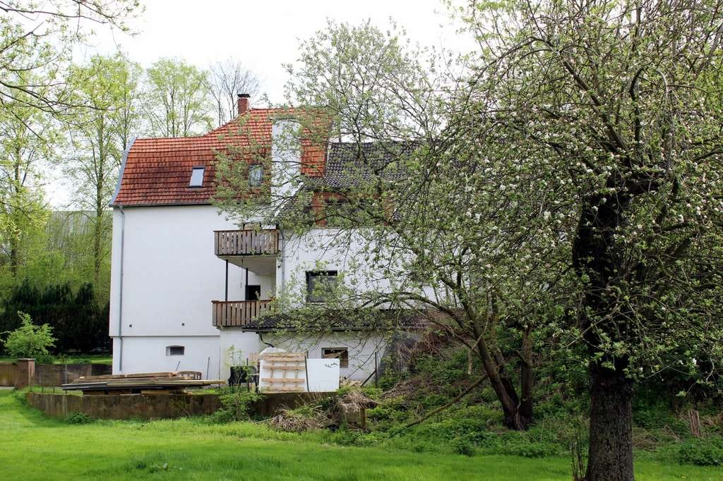 Immobilie in Lügde - Naturliebhaber und Investoren aufgepasst , 1,7 Hektar großes Grundstück mit Mehrfamilienhaus und großer Scheune. - Bild 2