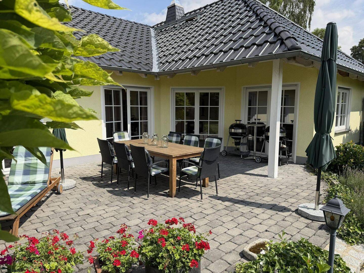 Immobilie in Oschatz - Traumhaftes Wohnen auf einer Ebene - Stilvoller Winkelbungalow mit Doppelgarage auf großzügigem Sonnengrundstück - Bild 0