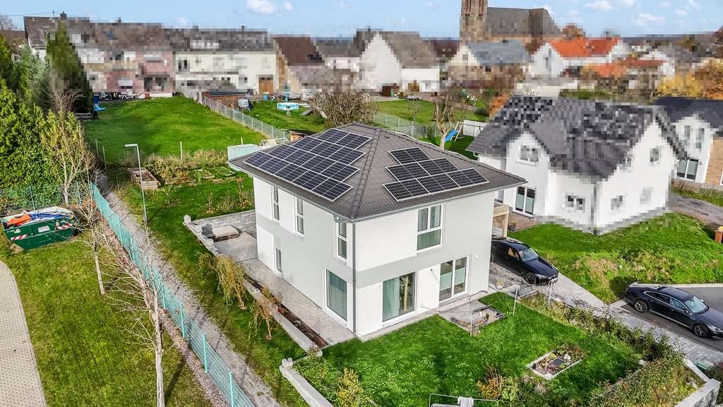 Immobilie in Gackenbach - Modernes Wohnen trifft energieeffiziente Zukunft – stilvolles Einfamilienhaus in Gackenbach! - Bild 2
