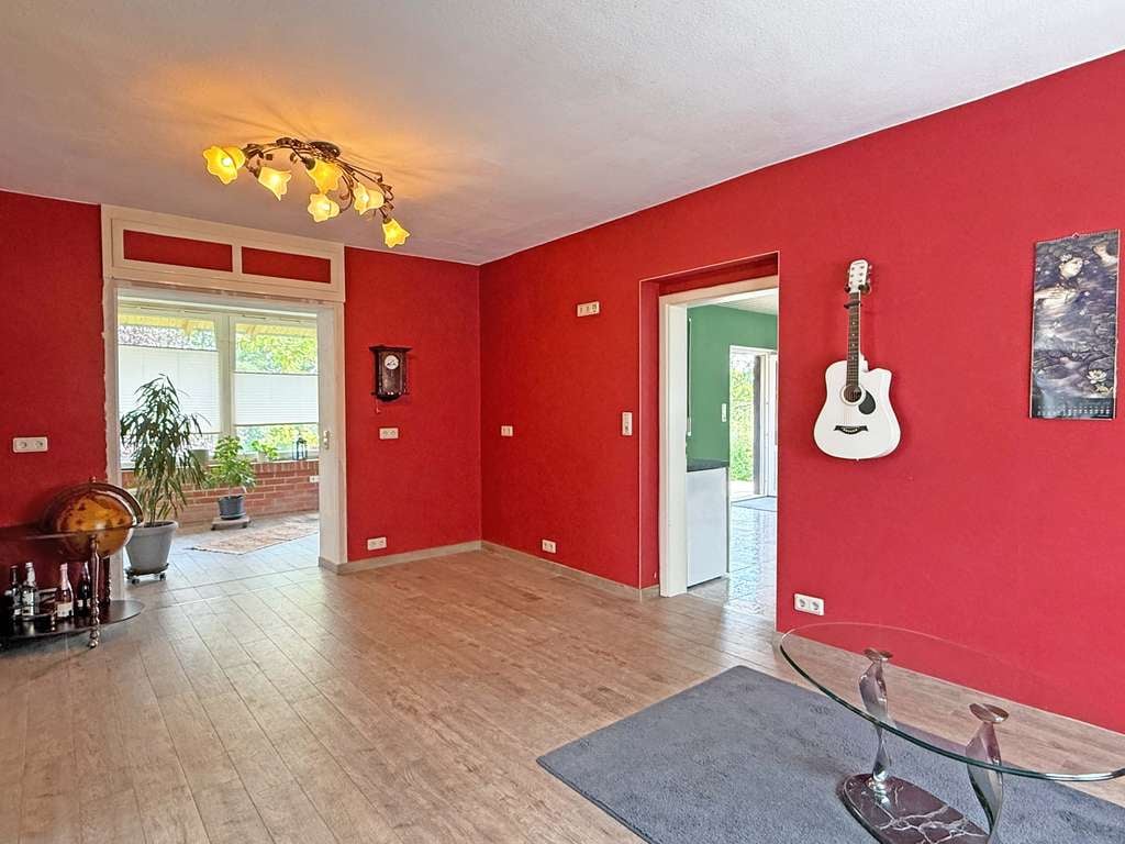 Immobilie in Waltershausen - Freistehendes Einfamilienhaus im Bungalowstil - Wohnen am Waldrand mit Fernblick - Bild 3