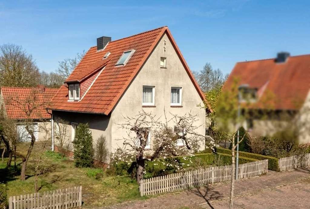 Immobilie in Eldingen - Eldingen - Einfamilienhaus im Dornröschenschlaf – mit großem Garten und Obstbäumen neu entdecken! - Bild 0