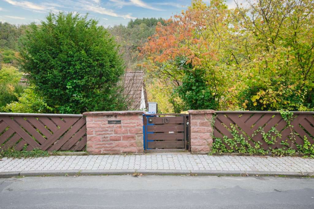 Immobilie in Bad Schwalbach - Solides Haus mit großem Wohnbereich, XL-Balkon und Garten - Bild 2