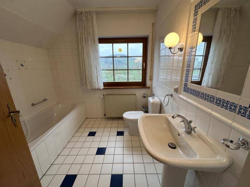 Immobilie in Morschen - ***Idyllisch für Familien*** Einfamilienwohnhaus mit zwei Garagen und Garten in Neumorschen - Bild 4