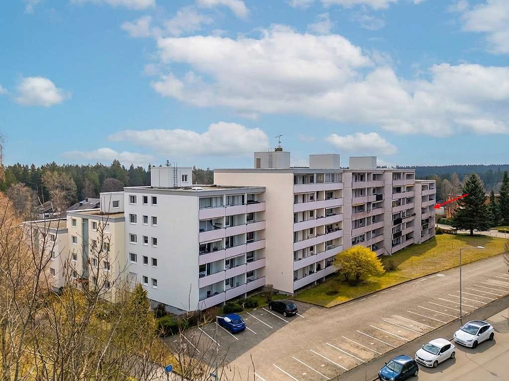 Immobilie in St. Georgen im Schwarzwald - Großzügige Eckwohnung im 2. Stock – ca. 93 m² mit Loggia und Tiefgaragenbox - Bild 1