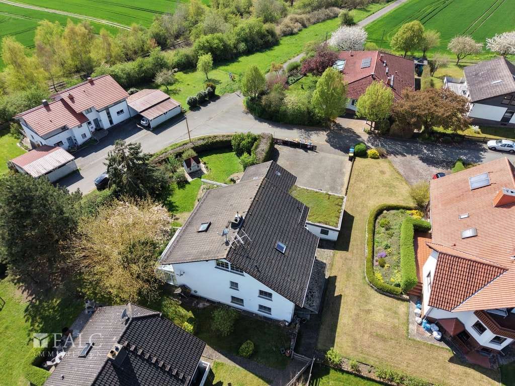 Immobilie in Edertal - +++Großes Einfamilienhaus mit Option für Vermietung, Praxis- oder Büroräume und schönem Garten+++ - Bild 4