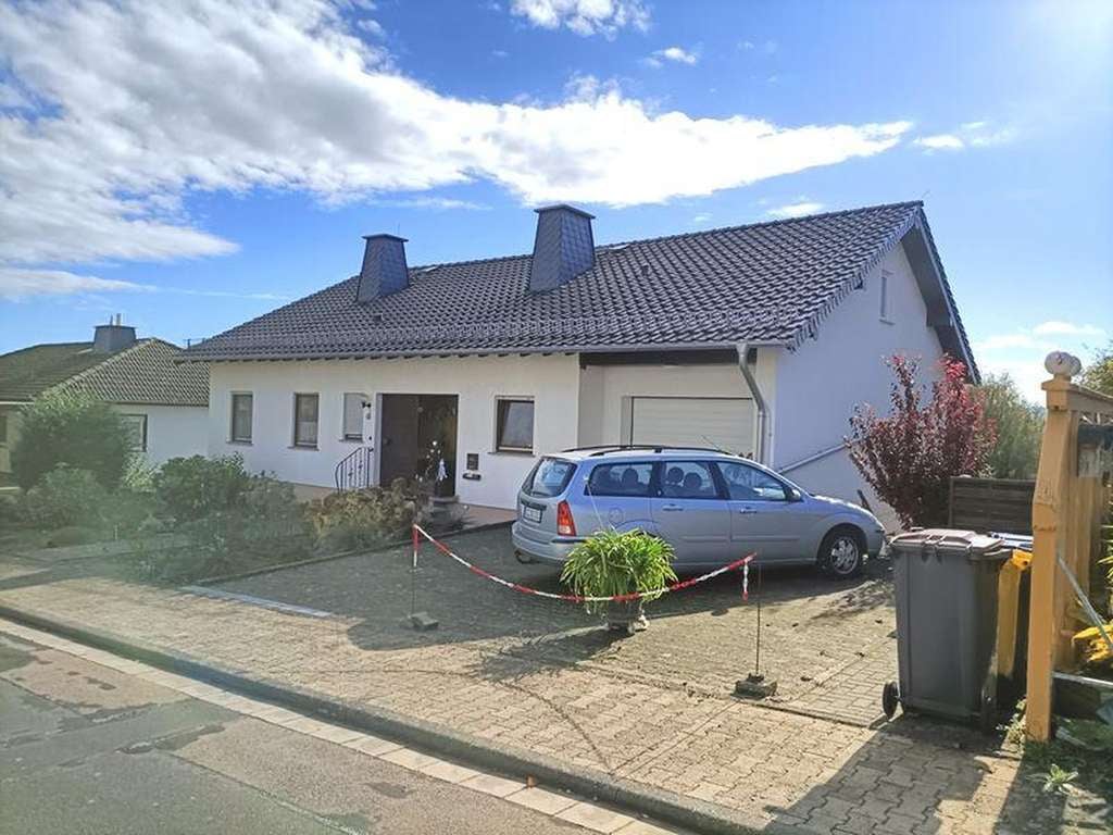 Immobilie in Holzheim - Einfamilienhaus mit Einliegerwohnung, Mehrgenerationenhaus, Garten, Garage, Burgblick - Bild 1