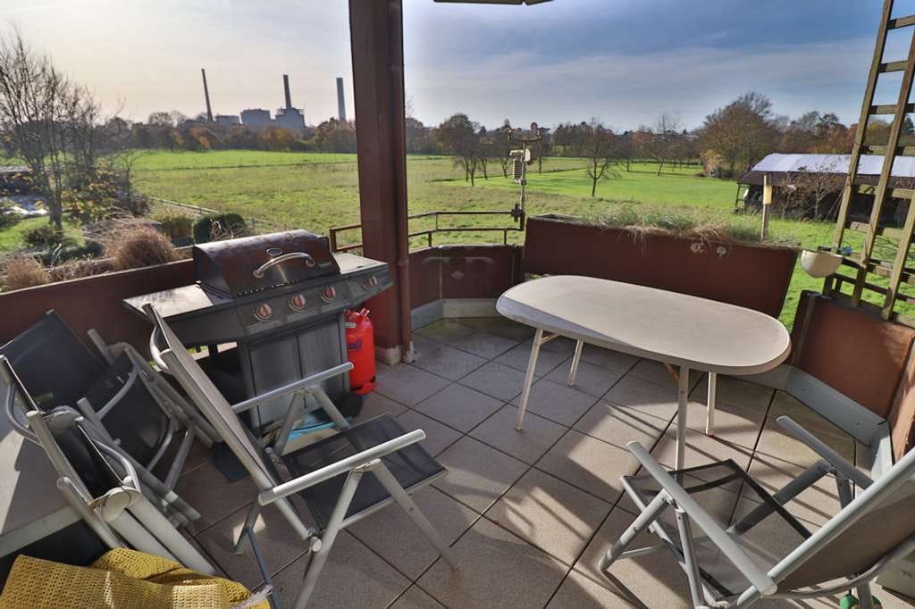 Immobilie in Voerde (Niederrhein) - Gut vermietete Eigentumswohnung mit schönem Balkon und Blick ins Grüne in Voerde-Zentrum! - Bild 0