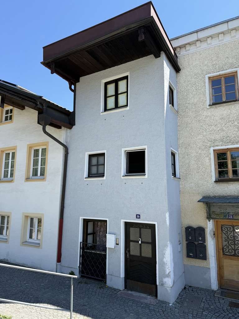 Immobilie in Laufen - Warum "nur" eine Wohnung, wenn ein ganzes Haus möglich ist? - Charme, Substanz und Renditechance! - Bild 0