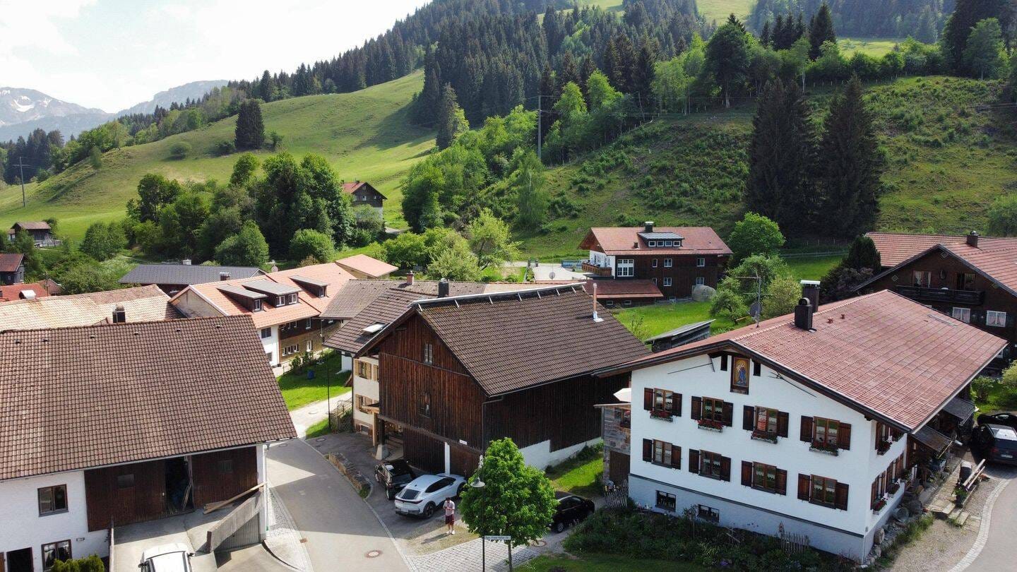 Immobilie in Pfronten - Historisches Allgäuer Wohnhaus mit unverbaubarem Alpenpanorama, großer Tenne und außergew. Entwicklungspotential. - Bild 4
