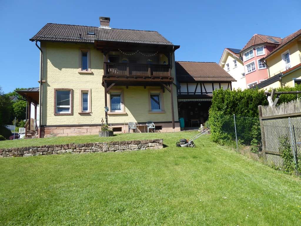 Immobilie in Heigenbrücken - Freistehendes 3 Fam. Wohnhaus mit Nebengebäude - Bild 1