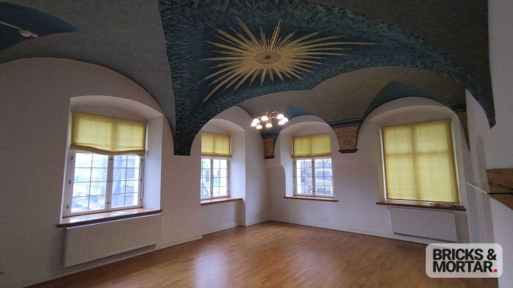 Immobilie in Krumbach (Schwaben) - Wohnen im Schloss, stilvolle 1 Zimmerwohnung in Denkmalgeschütztem Anwesen - Bild 1