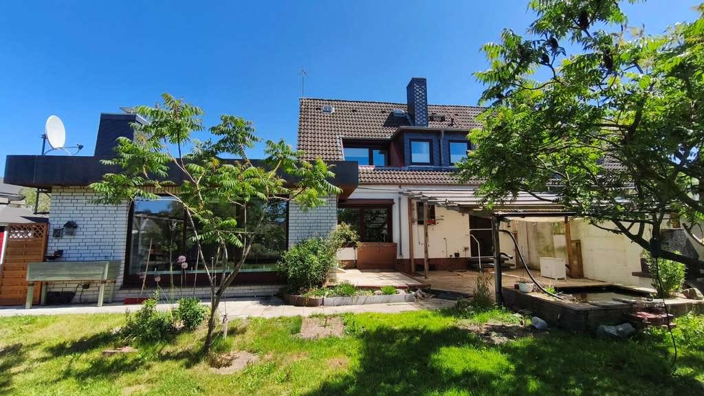 Immobilie in Uetersen - Zwei Wohneinheiten unter einem Dach – vielseitige Doppelhaushälfte mit Gartenidylle in Uetersen - Bild 0