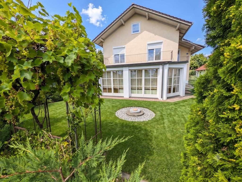 Immobilie in Pocking - Wohnen wie im Einfamilienhaus: Erdgeschosswohnung mit direktem Gartenzugang, Wintergarten & Freisitz - Bild 0