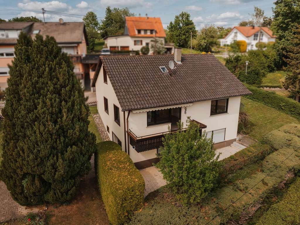 Immobilie in Zimmern ob Rottweil - Einfamilienhaus mit Ausbaupotenzial, Garage und traumhaftem Blick in Flözlingen - Bild 1