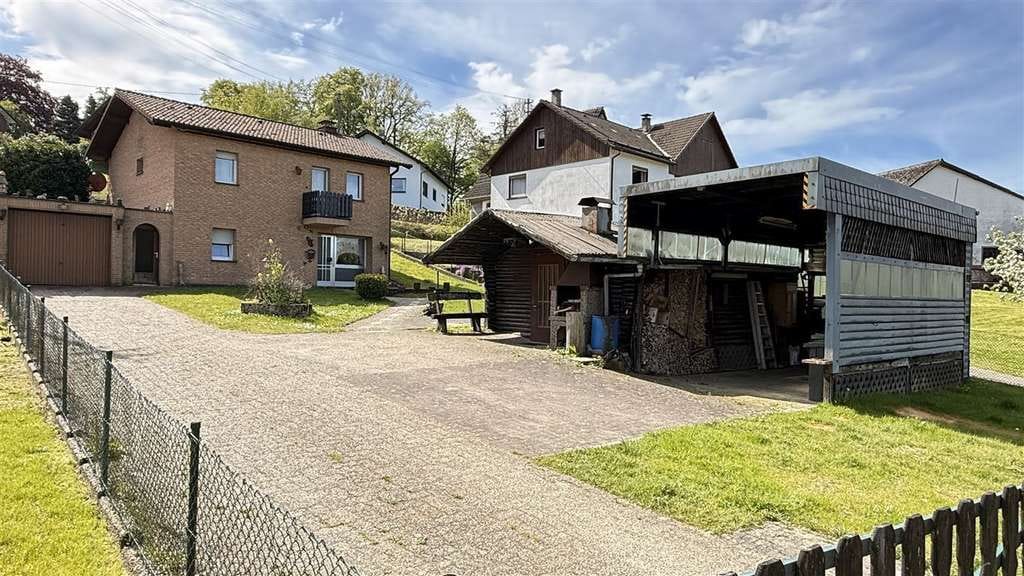 Immobilie in Reichshof - Mit Wohnmobil-Carport und 642 m² eingezäuntem Grundstück: rentnergepflegtes Wohnhaus in Reichshof  - Bild 1