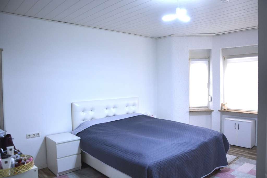 Immobilie in Wölfersheim - Attraktives Mehrfamilienhaus mit 4 Wohneinheiten, großem Garten, Pool und Ausbaupotential - Bild 4