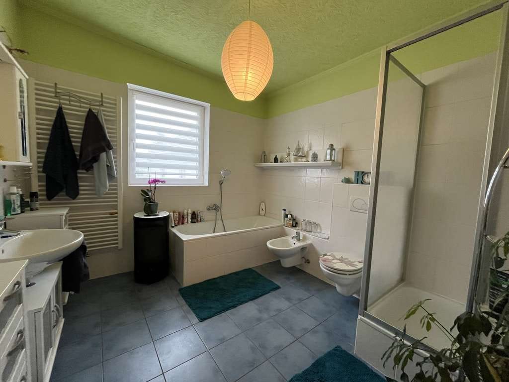 Immobilie in Mallersdorf-Pfaffenberg - Charmantes Zweifamilienhaus mit Laden - Bild 2