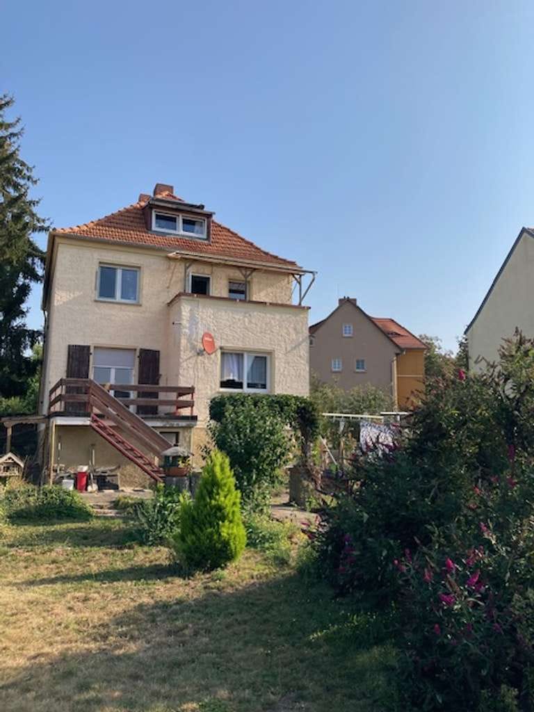 Immobilie in Artern - Großes Wohnhaus mit 1050 m² Grundstück, Garten, Garagen und Zufahrt in Artern - Bild 1