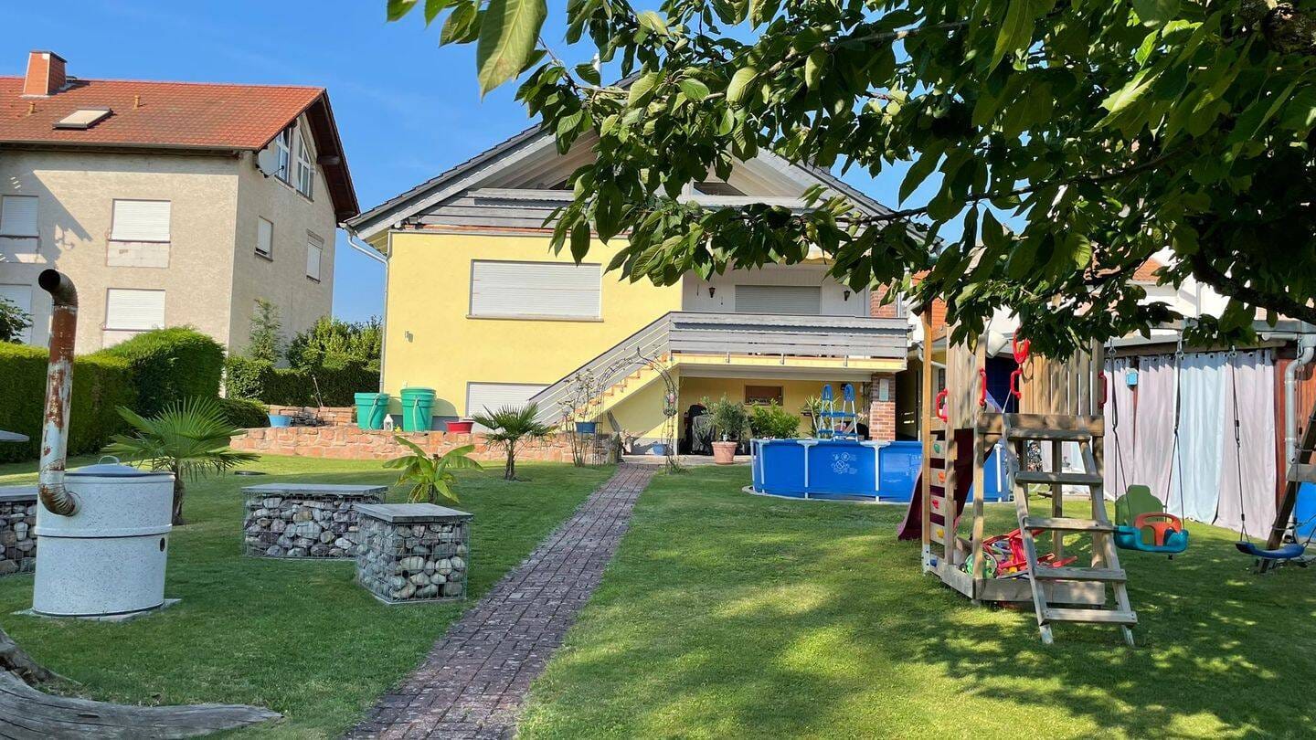 Immobilie in Hasselroth - ZWEIFAMILIENHAUS AN WIESEN – LEBEN IN UND MIT DER NATUR! GROSSZÜGIGES WOHNEN – ARBEITEN – FREIZEIT IM WUNDERSCHÖNEN GARTENBEREICH - Bild 0