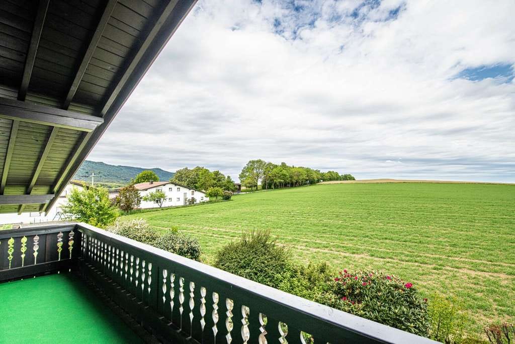 Immobilie in Neukirchen beim Heiligen Blut - Gepflegtes Dachgeschoss mit Blick ins Grüne und Wohlfühlambiente - Bild 2