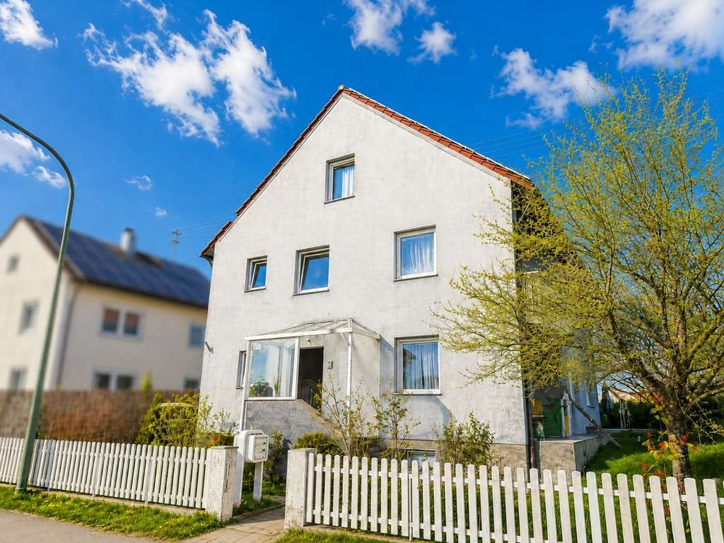 Immobilie in Waldstetten - Mehrfamilienhaus mit 3 Einheiten & großem Grundstück - Bild 0