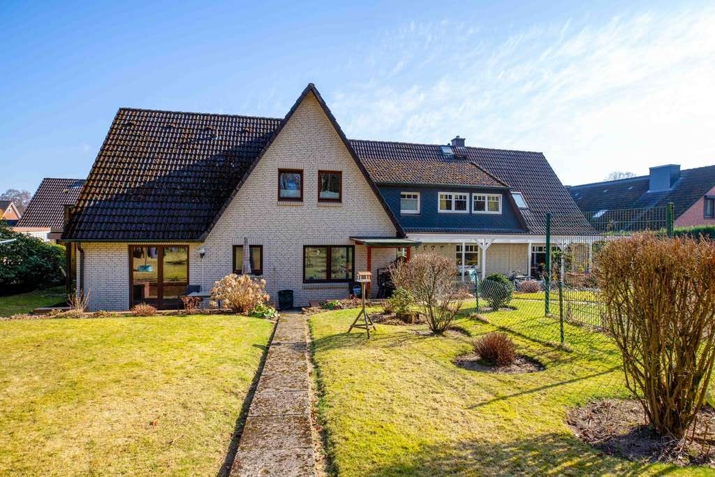 Immobilie in Lütjensee - !Neu! Großzügiges Einfamilienhaus zuzüglich 2 vermieteten Wohneinheiten im Anbau in 22952 Lütjensee - Bild 2