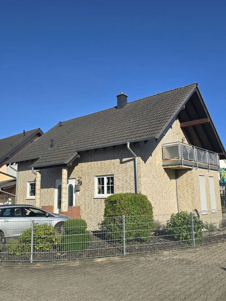 Immobilie in Rheinböllen - Gepflegtes Einfamilienhaus mit möglicher Einliegerwohnung, Doppelgarage und großem Stellplatzangebot - Bild 2