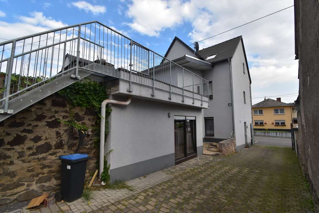 Immobilie in Kruft - Großes Raumangebot mit 2 sep. Wohneinheiten, erschwinglich, solide und teilsaniert, 205 m² Wohnfl. - Bild 0