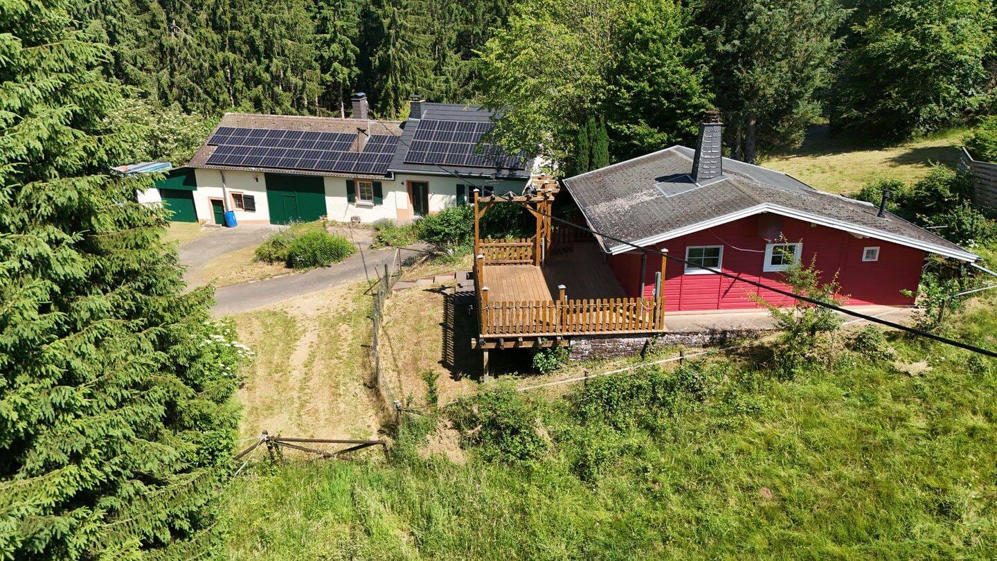 Immobilie in Seffern - Seltenes Juwel, in einmaliger Alleinlage mitten im Wald, autarkes Einfamilienhaus mit Nebengebäuden und ein gemütliches Holzhaus auf großem Grundstück - Bild 1