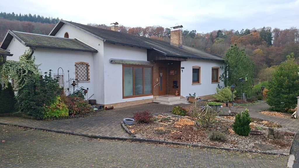 Immobilie in Braunfels - Großzügiges Einfamilienhaus mit zwei Doppelgaragen und einem großen Garten mit Obstbäumen - Bild 4