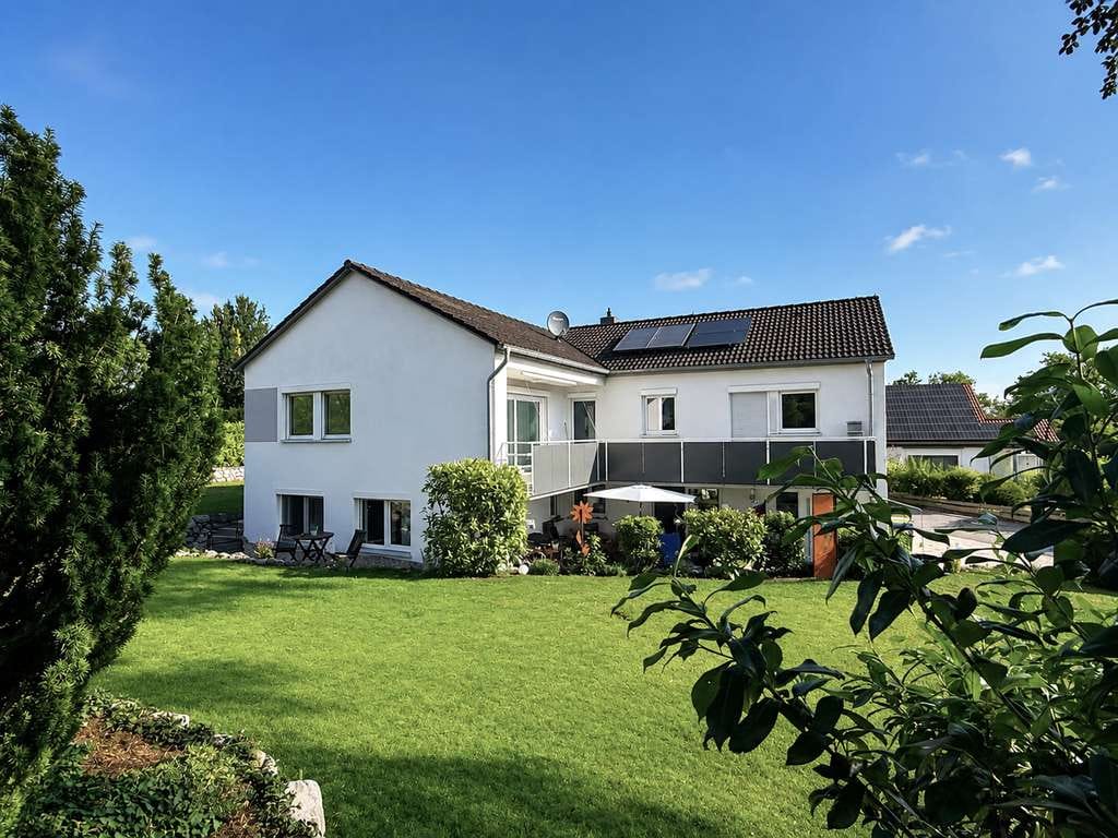 Immobilie in Fronreute - Energetisch saniertes Haus mit ELW - Begehrte Aussichtslage Blitzenreute - 1046m² Eckgrundstück - Bild 0