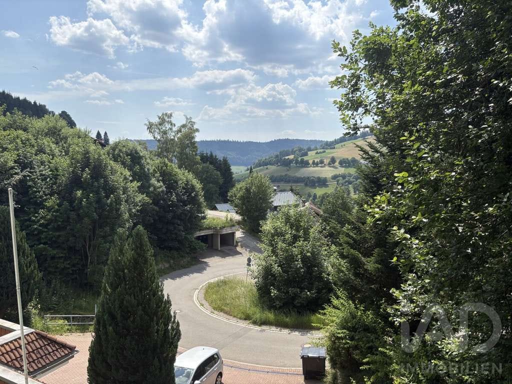 Immobilie in Todtnau - Logenplatz im Hochschwarzwald: 2-Zimmer Ferienwohnung mit Traumblick, Tiefgarage, komplett möbliert - Bild 1