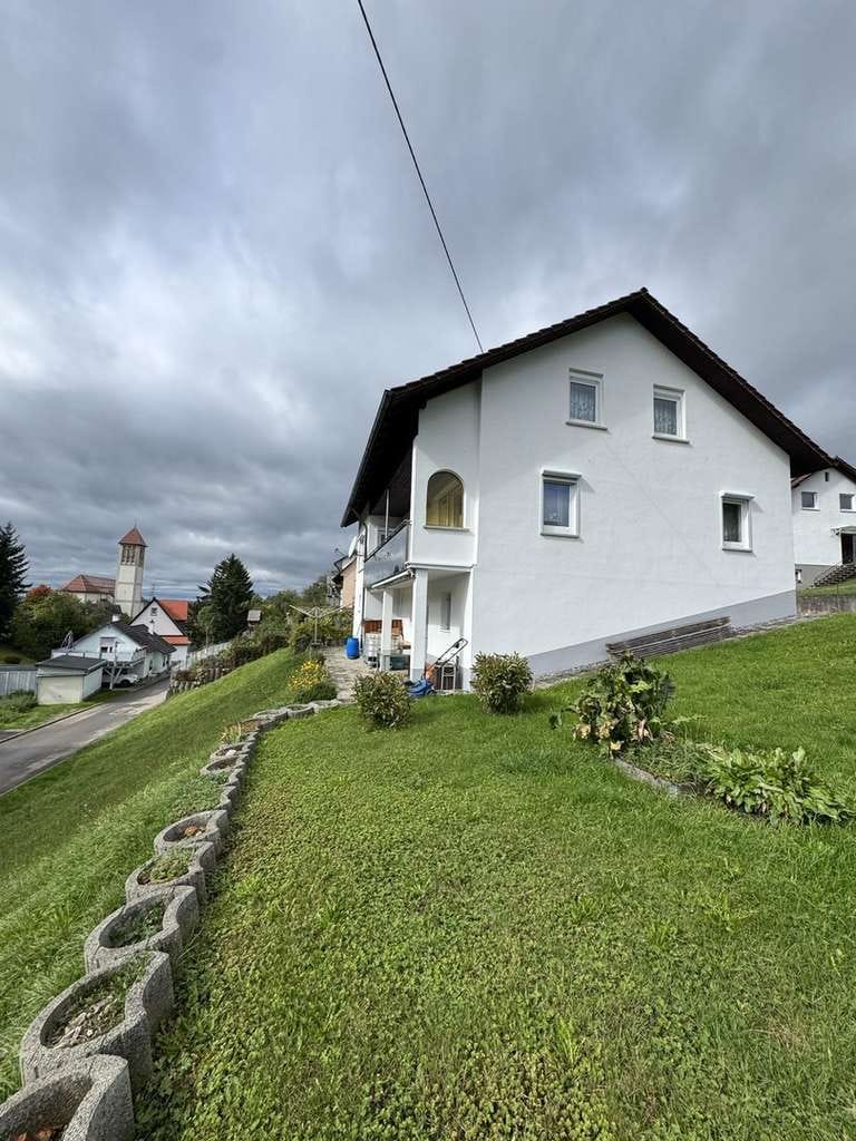 Immobilie in Wellendingen - Zweifamilienhaus mit Sauna und großem Grundstück in ruhiger Hanglage - Bild 1