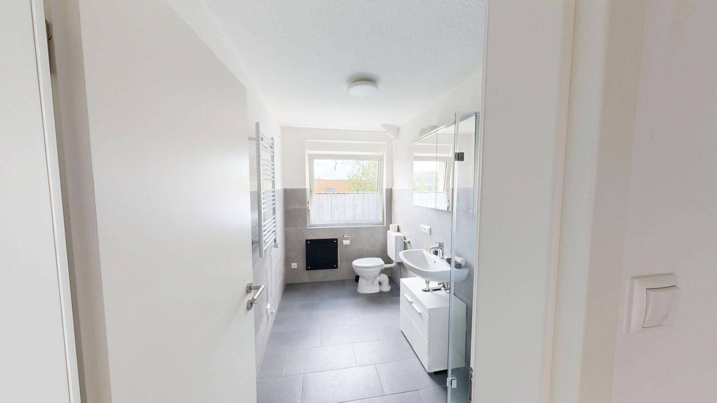 Immobilie in Arnstein - Modernisierte 2-Zimmer-Eigentumswohnung mit Wärmepumpen-Klimageräten und großem Gemeinschaftsgarten - Bild 1