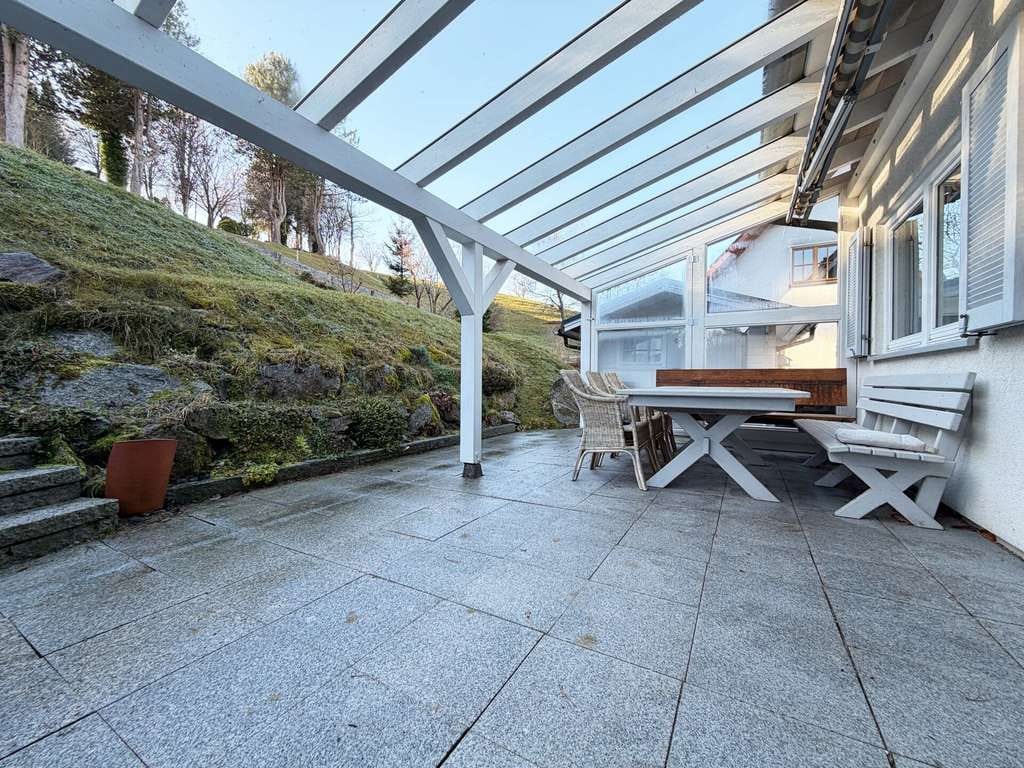 Immobilie in Schonach im Schwarzwald - Zuhause fürs Herz. 6 helle Zimmer auf 186 m². Tolle Einliegerwohnung. Herrlicher Garten.
2 Garagen. - Bild 3