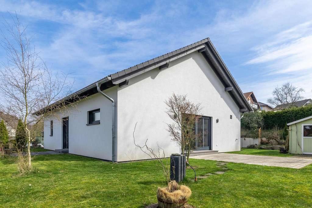 Immobilie in Bruchertseifen - Exklusiver Bungalow mit Galerie, nachhaltiger Technik in wunderschöner Umgebung - Bild 1