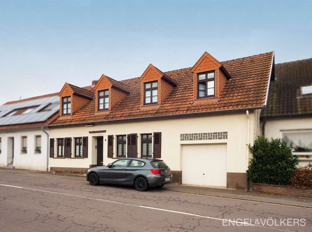 Immobilie in Mandelbachtal - Wohnen mit Charakter: Zweifamilienhaus im ehemaligen Bauernhaus! - Bild 0