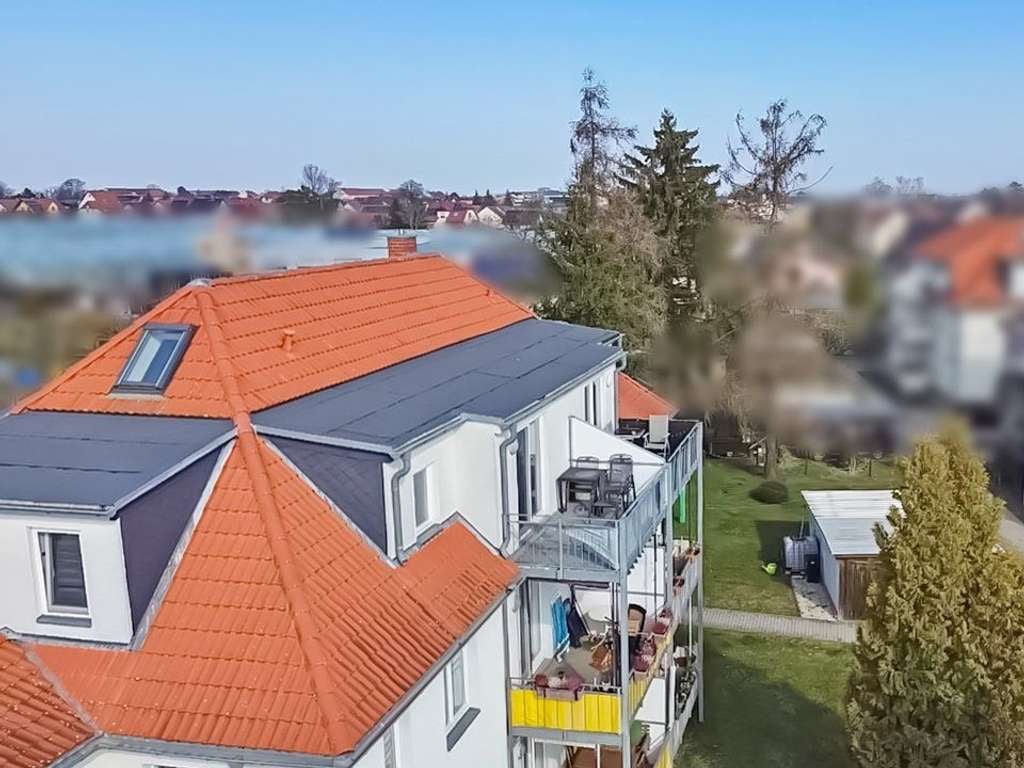 Immobilie in Zwenkau - Helle Dachgeschosswohnung mit 2,5 Zimmern &amp; Balkon unweit vom Zwenkauer See - Bild 0