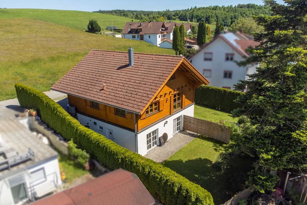 Immobilie in Schlier - SOFORT WOHLFÜHLEN! Sehr charmantes Einfamilienhaus mit Einliegerwohnung in schöner Ortsrandlage - Bild 0
