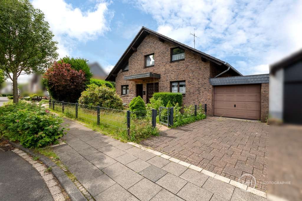 Immobilie in Siegburg - MANNELLA *Großzügiges Zuhause auf Erbpacht* Mit Einliegerwohnung, Garten und großem Kellerbereich. - Bild 0
