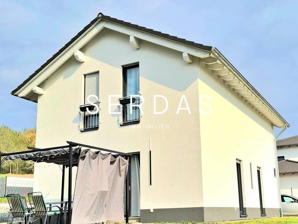 Immobilie in Pemfling - Modernes Einfamilienhaus mit PV-Anlage & Wärmepumpe - Bild 1