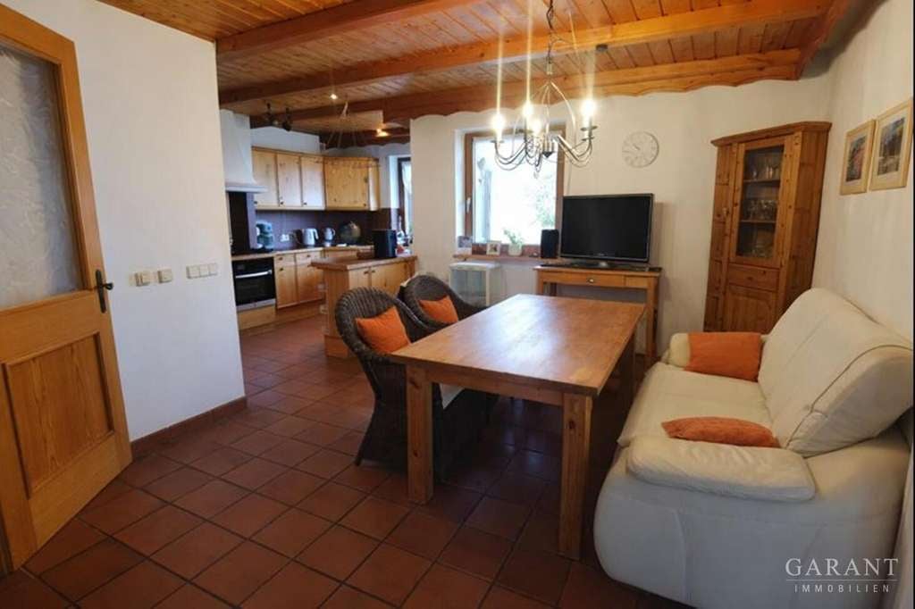 Immobilie in Stammham - Ein Haus, viele Möglichkeiten: Großzügiges Wohnen in ruhiger Lage mit Wintergarten und Kamin - Bild 3