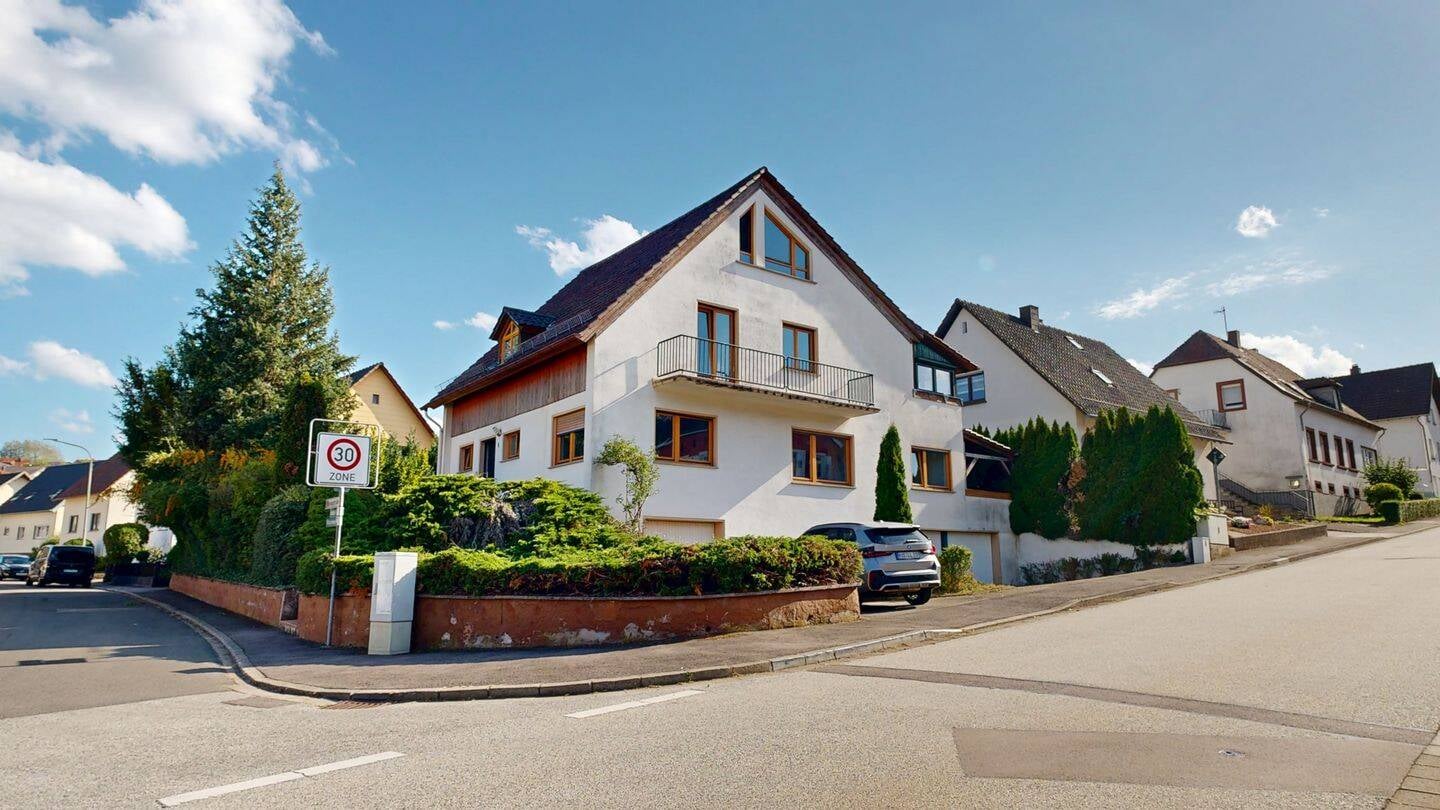 Immobilie in Brücken (Pfalz) - Zweifamilienhaus, 3 Garagen: Heizung 2020, OG 2021 modernisiert - Bild 0