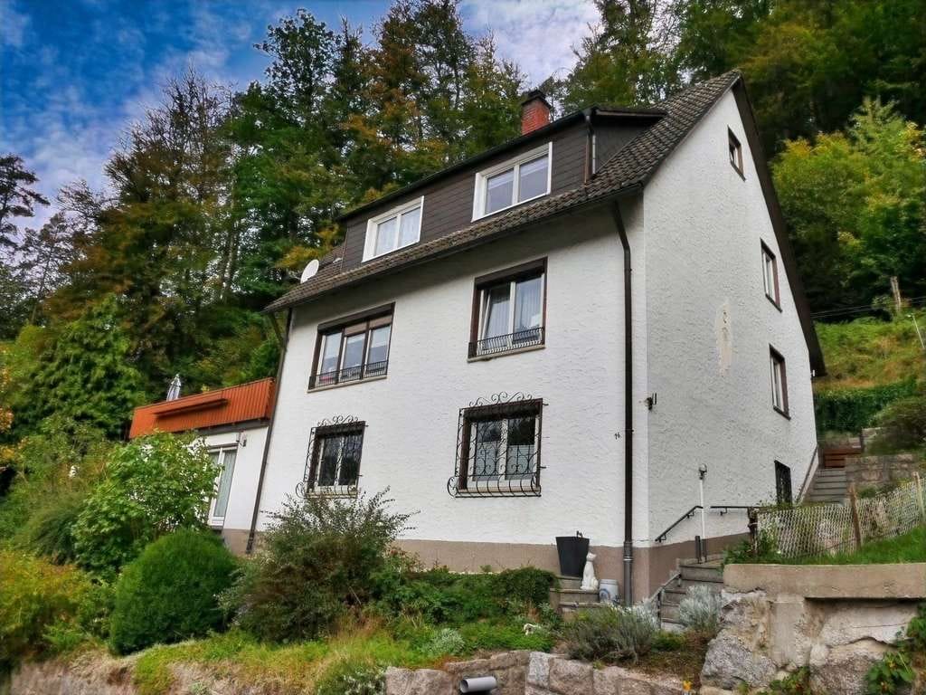 Immobilie in Triberg im Schwarzwald - Wohnen mit Potenzial – Großzügiges Zweifamilienhaus mit Garten in naturnaher Lage! - Bild 0