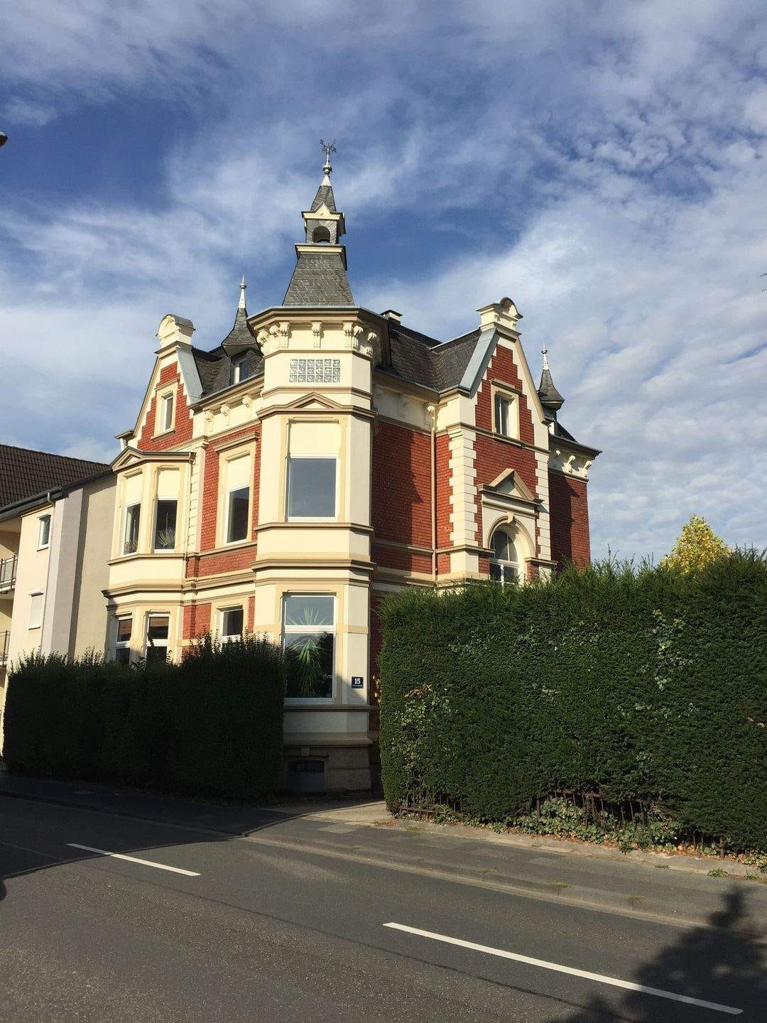 Immobilie in Sinzig - Historische Rarität: Stadtvilla mit 3 Wohnungen, 6 Stellplätzen und Garten - Bild 0