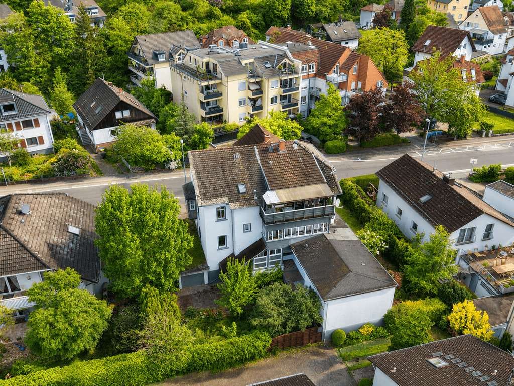Immobilie in Hofheim am Taunus - Dreifamilienhaus mit großem Garten: Modernisiertes EG sofort frei, OG + DG vermietet, +Ausbaureserve - Bild 1
